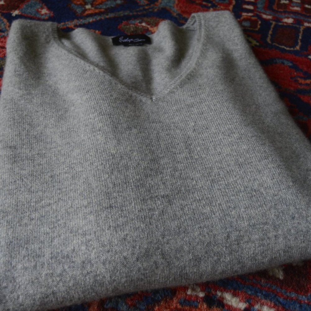 EVELYN CASHMERE SOLID HEATHER GREY V-NECK SWEATER